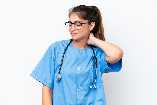 Foto mujer enfermera médica joven aislada en fondo blanco con dolor de cuello