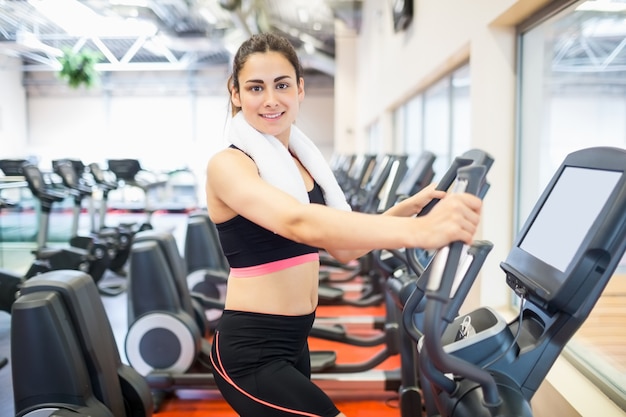 Mujer enfocada en el cross-trainer