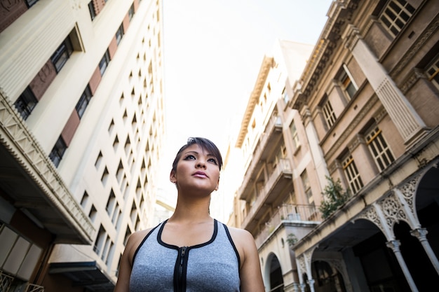 Foto una mujer enfocada mirando hacia otro lado