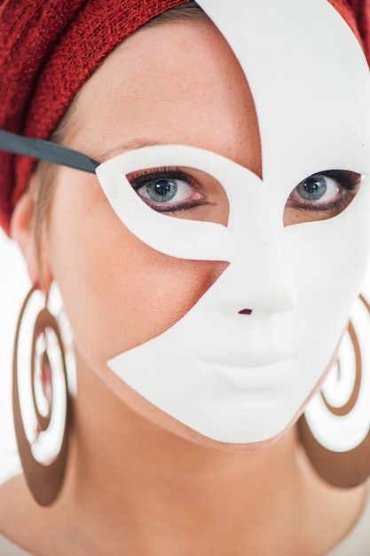 Mujer enmascarada escondiendo su rostro