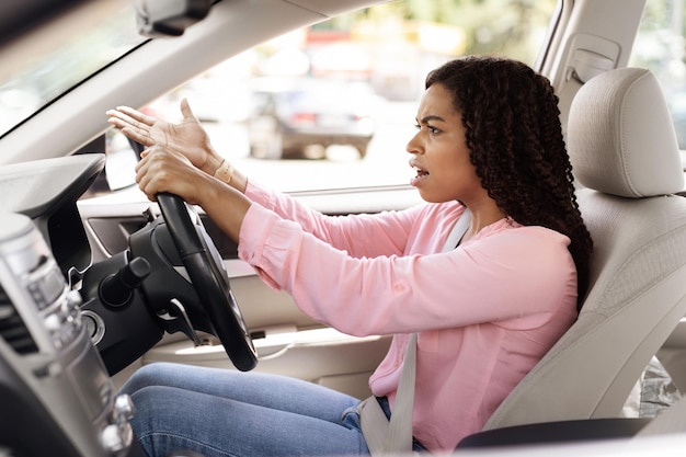 Mujer enojada conduciendo un auto gritándole a alguien