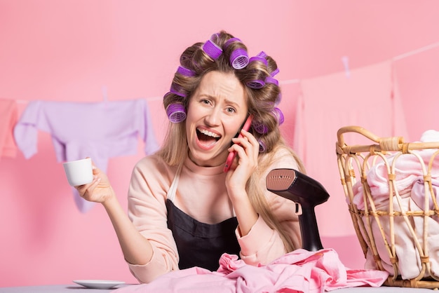 Una mujer enojada grita al teléfono ante la noticia de mala información