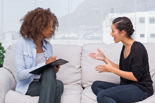 Foto mujer enojada hablando con su terapeuta