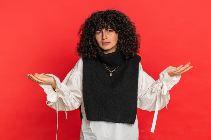 Foto mujer enojada preguntando por qué qué razón del fracaso irritación incredulidad por problemas conflicto pelea