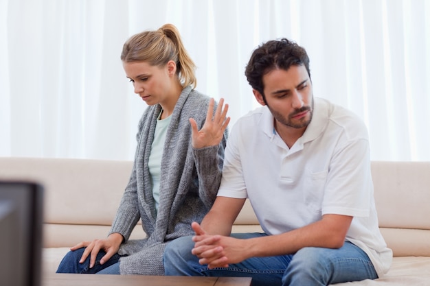 Mujer enojada con su prometido