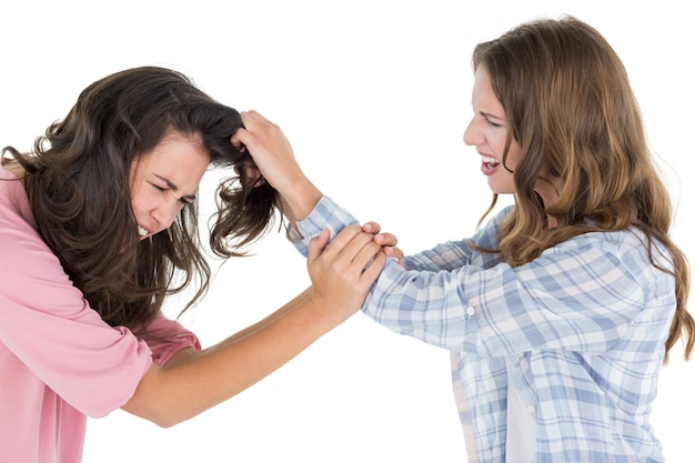 Mujer enojada tirando del pelo de las hembras en una pelea