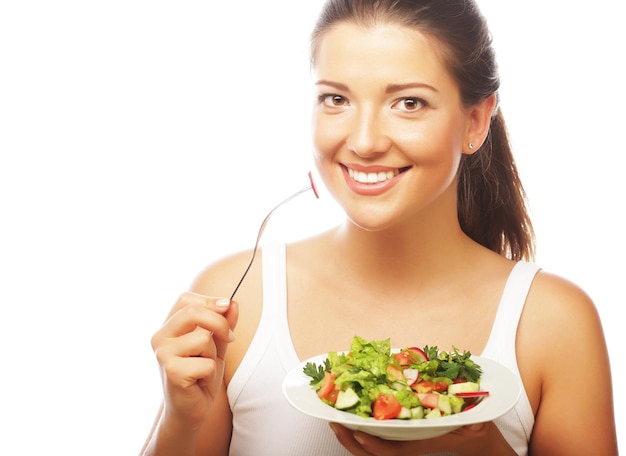 Foto mujer, con, ensalada, blanco, plano de fondo