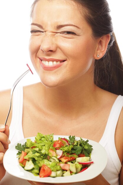 Foto mujer, con, ensalada, blanco, plano de fondo