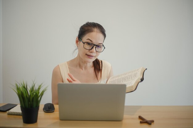 Mujer enseñando la Biblia en línea Concepto de adoración en línea