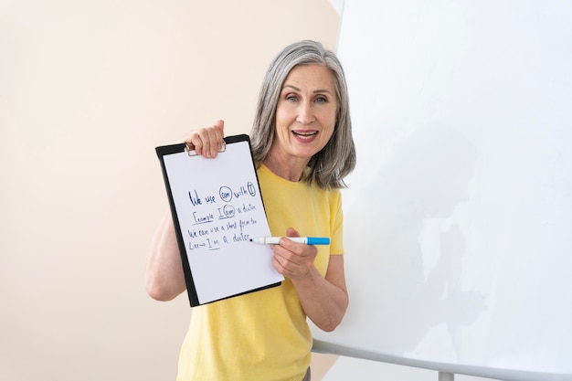 Foto mujer enseñando lecciones de inglés en línea en casa