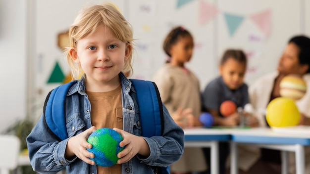 Mujer enseñando a los niños sobre los planetas