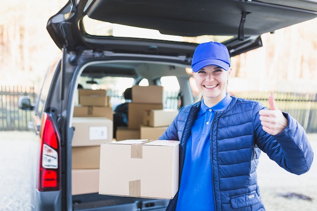 Foto mujer de entrega con caja de cartón