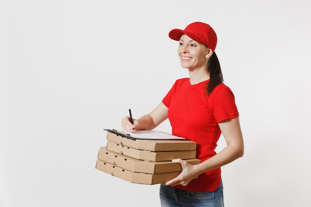 Mujer de entrega en gorra roja, camiseta dando orden de comida pizza italiana en cajas de cartón flatbox aisladas sobre fondo blanco. Mensajero mujer sosteniendo el portapapeles con documentos de documentos, hoja en blanco en blanco.