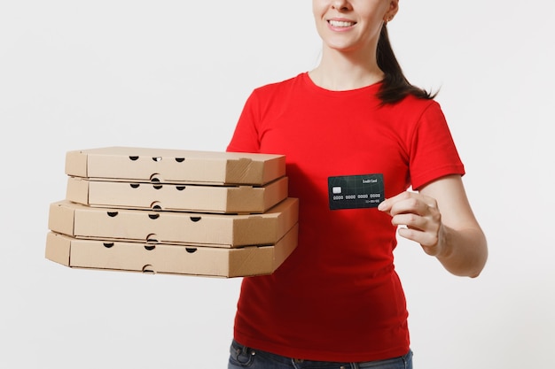 Mujer de entrega en gorra roja, camiseta dando orden de comida pizza italiana en cajas de cartón flatbox aisladas sobre fondo blanco. Pizzaman mujer trabajando como mensajero con tarjeta de crédito. Foto recortada.