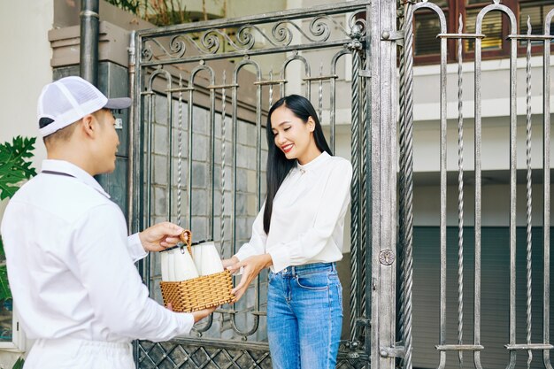 Mujer con entrega de leche