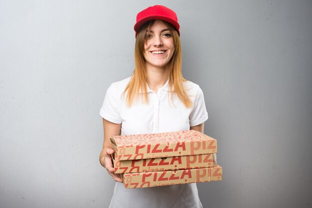 Foto mujer de entrega de pizza en el fondo con textura