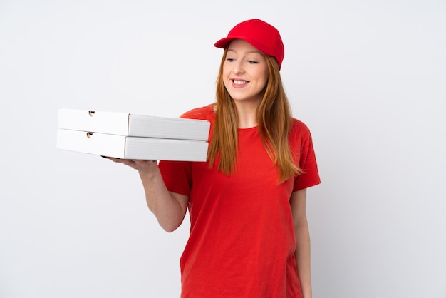 Mujer de entrega de pizza sosteniendo una pizza sobre pared rosa aislado con expresión feliz