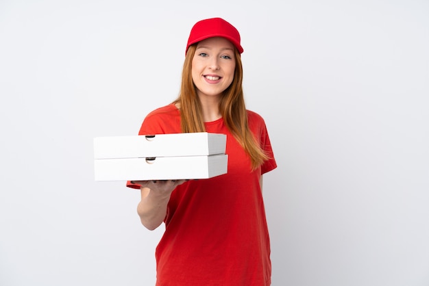 Foto mujer de entrega de pizza sosteniendo una pizza sobre pared rosa aislado con expresión feliz