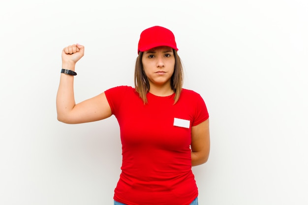 Foto mujer de entrega que se siente seria, fuerte y rebelde, levantando el puño, protestando o luchando por la revolución contra los blancos