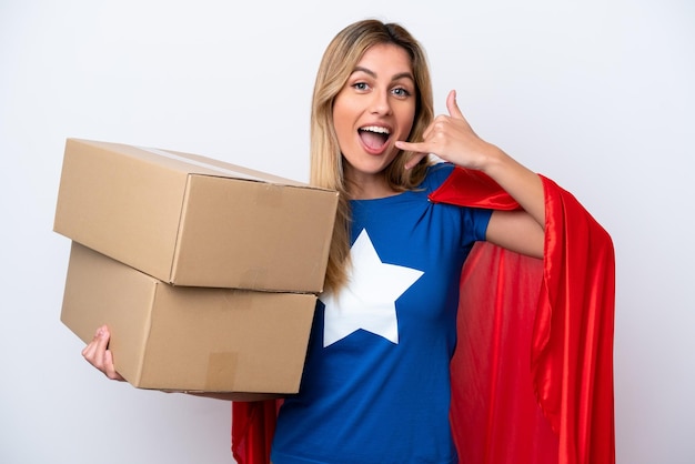 Mujer de entrega Super Hero aislada sobre fondo blanco haciendo gesto de teléfono Llámame de nuevo firmar