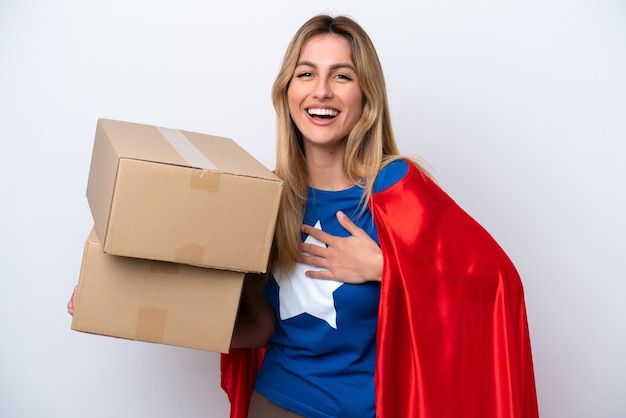 Mujer de entrega Super Hero aislada sobre fondo blanco sonriendo mucho