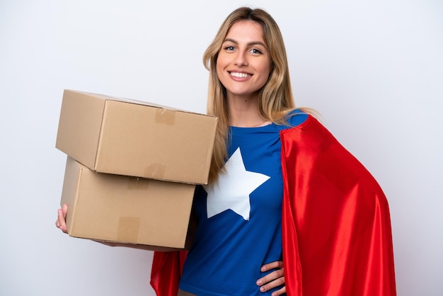 Mujer de entrega de superhéroes aislada sobre fondo blanco posando con los brazos en la cadera y sonriendo