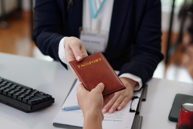 Mujer entregando documento al trabajador social