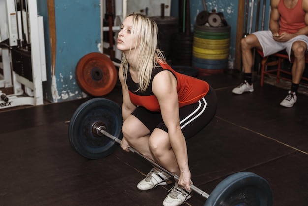 Mujer en entrenamiento de levantamiento de pesas