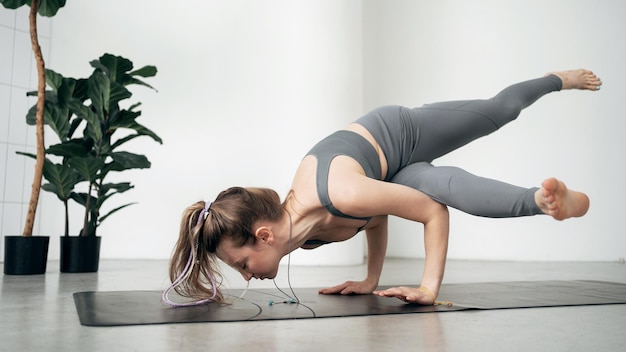 Mujer entrenamiento yoga pose asana fitness club