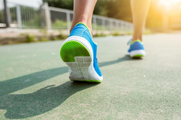 Mujer entrenando para correr en una ciudad