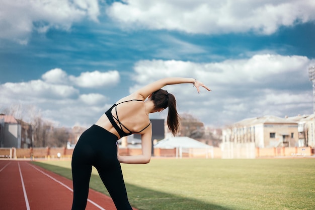 Mujer entrenando en el estadio