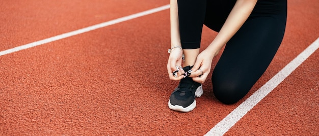 Mujer entrenando en el estadio