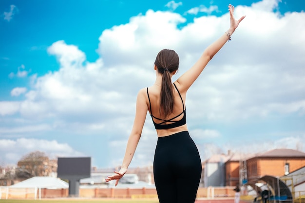 Mujer entrenando en el estadio