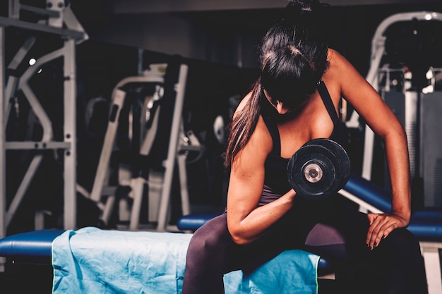 Foto mujer entrenando en gimnasio