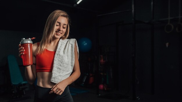 Mujer entrenando en el gimnasio