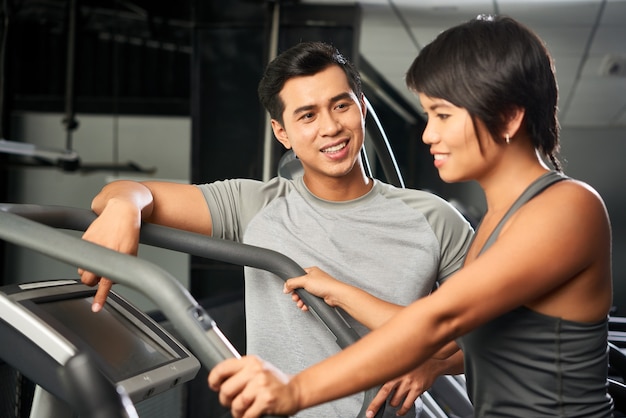 Mujer entrenando con instructor