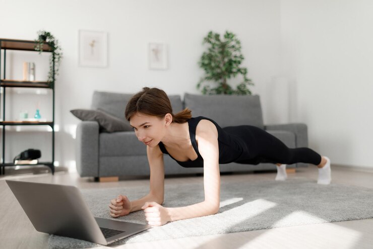 Mujer entrenando en línea con laptop