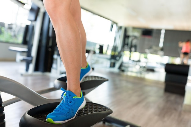 Mujer entrenando en máquina elíptica