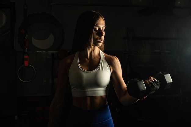 Mujer entrenando con pesas en el gimnasio