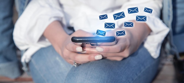 Mujer enviando correo electrónico por teléfono inteligente