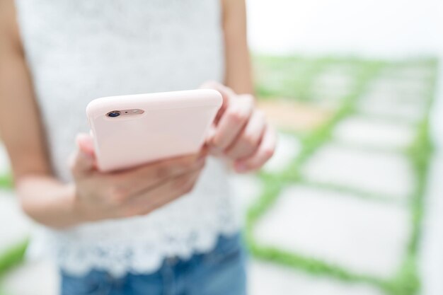 Mujer enviando sms en celular