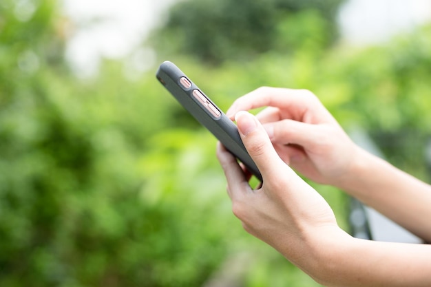 Mujer enviando sms en el teléfono móvil