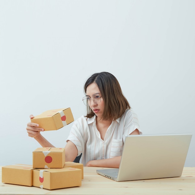 Mujer de envío en línea trabajando