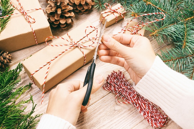 Mujer envolviendo regalo de navidad