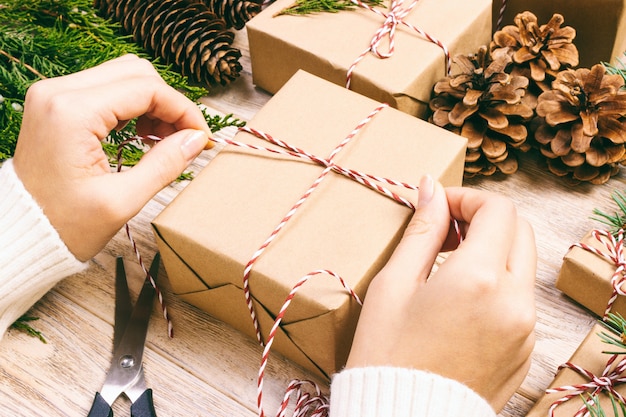 Mujer envolviendo regalo de navidad