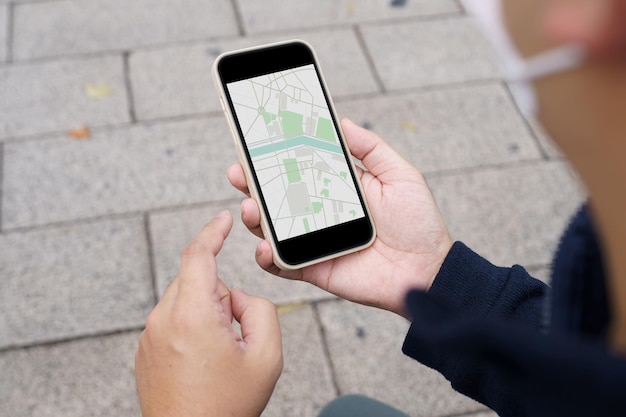 Mujer con equipaje en la calle del centro de la ciudad buscando ubicación en la aplicación de mapas en línea en un teléfono inteligente usando navegación GPS