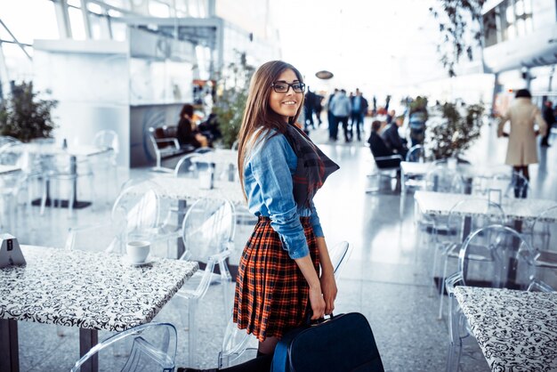 Mujer con equipaje lista para viajar