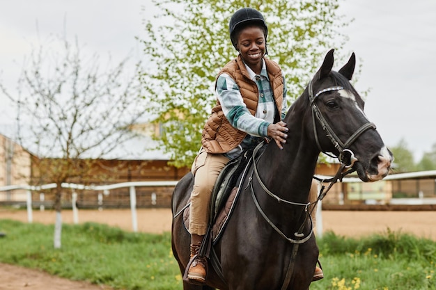 mujer, equitación, caballo, en, campo, granja
