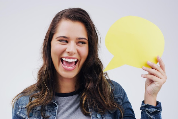 Foto la mujer es una burbuja de habla feliz y las redes sociales con espacio de maquetas y marca en línea sobre fondo blanco anuncio de comunicación y persona emocionada con noticias y publicidad en el estudio