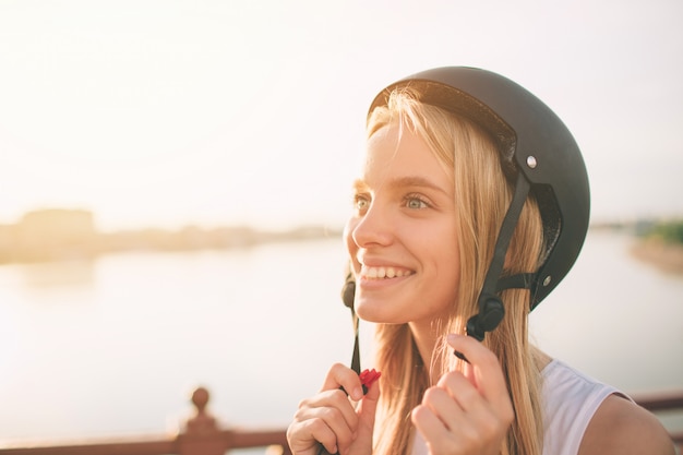 La mujer es un casco de deporte extremo. Vacaciones activas de verano en la ciudad. Deportes extremos